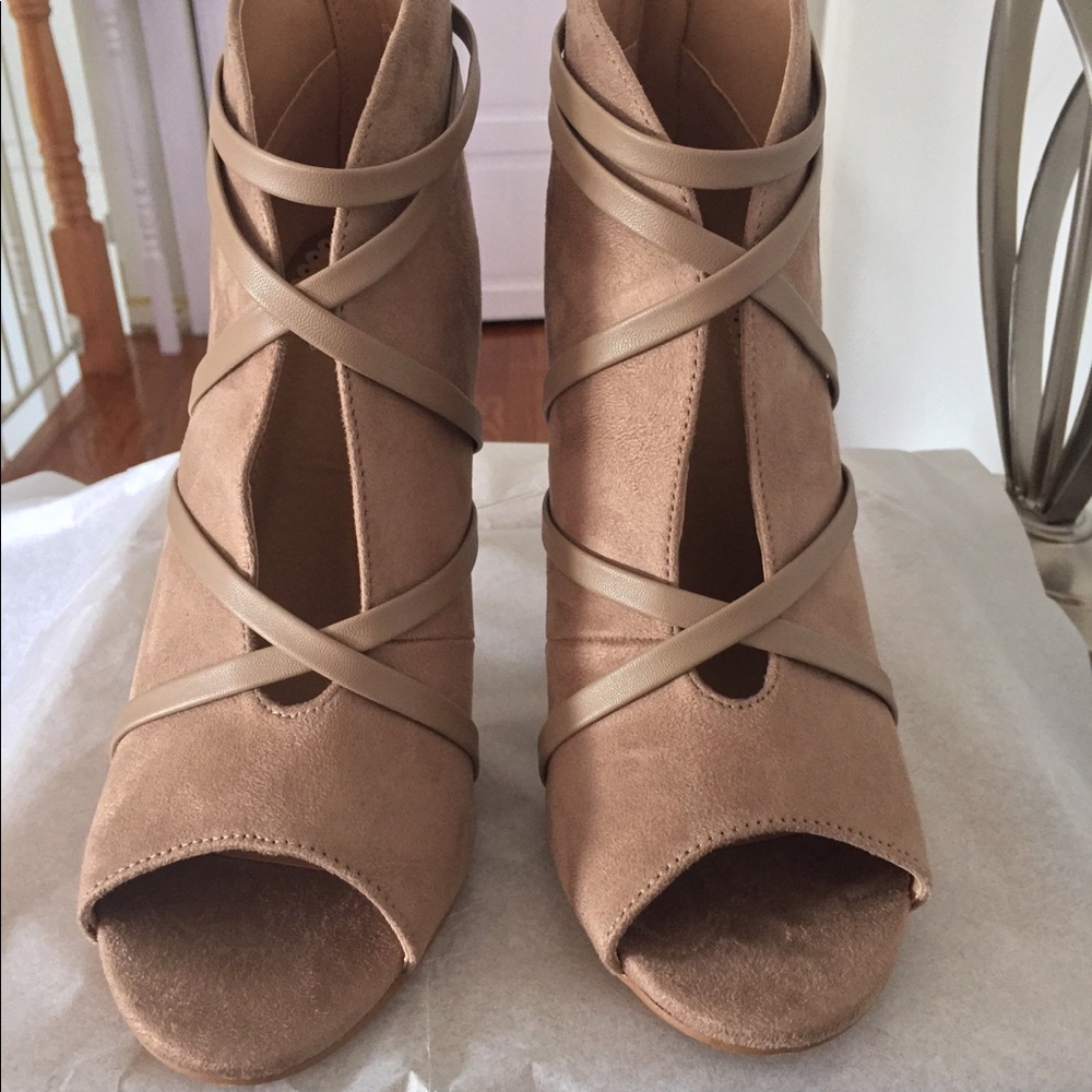 New- Size 8.5- Journey Collection Samara Booties